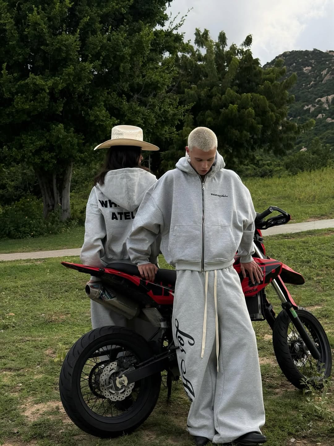 “WHENEVER” BASIC ZIP-UP HOODIE VER 2